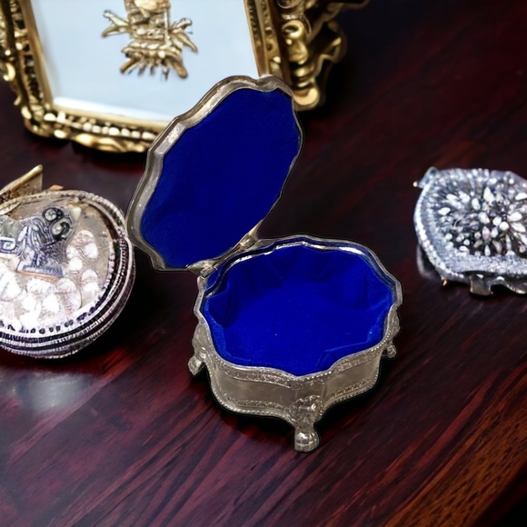 Vintage Jewelry - 🚩SOLD🚩 Vintage Silver Plated Velvet Lined Repousse Box Lion Head Mounted Feet